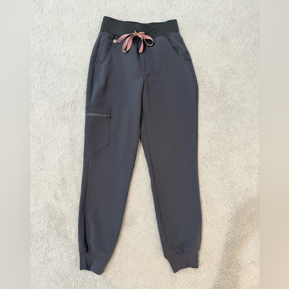 FIGS Zamora Jogger Scrub Pants XXS/P
Charcoal Gray